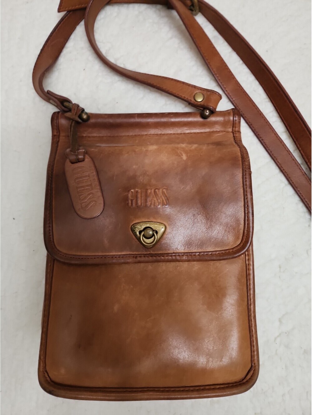 Bandolera De Cuero Guess Marrón Con Cierre Giratorio De Metal 7"×10"×3"